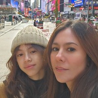 London diketahui merupakan anak Wulan Guritno, hasil pernikahannya dengan Adilla Dimitri. Lahir pada tahun 2010, London kini baru berusia 13 tahun. Foto: Instagram/@londonisnthere/@wulanguritno