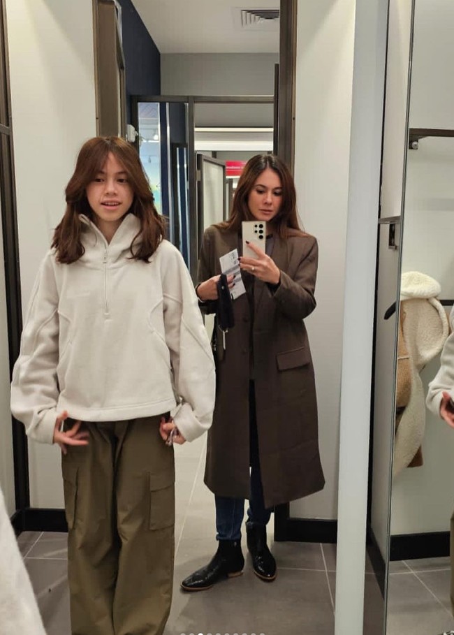 Sudah semakin besar, tinggi London kini juga sudah hampir menyaingi sang mama. Meski beda usia yang cukup jauh namun Wulan dan anaknya itu terlihat kompak bak bestie. Foto: Instagram/@londonisnthere/@wulanguritno