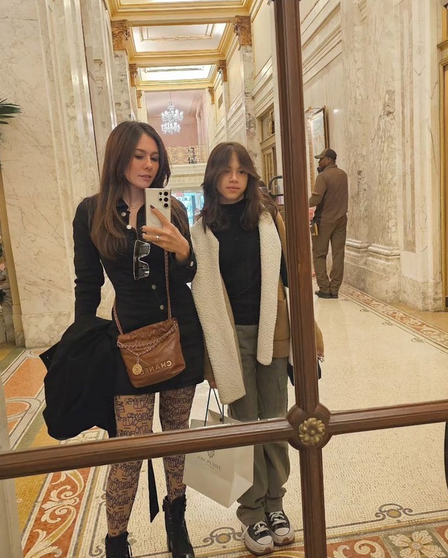 Tak kalah dari sang mama, gaya London juga terlihat stylish. Seperti dalam foto, London tampak memadukan kaos hitam dengan celana cargo dan jaket coklat saat berada di Amerika bersama Wulan. Foto: Instagram/@londonisnthere/@wulanguritno