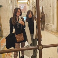 Tak kalah dari sang mama, gaya London juga terlihat stylish. Seperti dalam foto, London tampak memadukan kaos hitam dengan celana cargo dan jaket coklat saat berada di Amerika bersama Wulan. Foto: Instagram/@londonisnthere/@wulanguritno