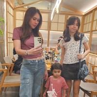 Punya darah keturunan Inggris dari Wulan, tak heran jika London memiliki paras blasteran. Kini sudah semakin besar, London juga tampaknya sudah bisa memilih gayanya sendiri. Foto: Instagram/@londonisnthere/@wulanguritno