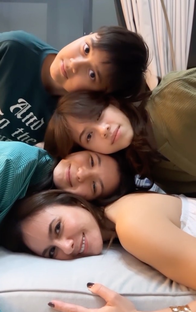 Potret London bersama ibu dan kedua saudaranya. Terlihat Wulan dan ketiga anaknya itu begitu kompak. Seperti Wulan, ketiga anaknya juga memiliki paras yang rupawan. Foto: Instagram/@londonisnthere/@wulanguritno