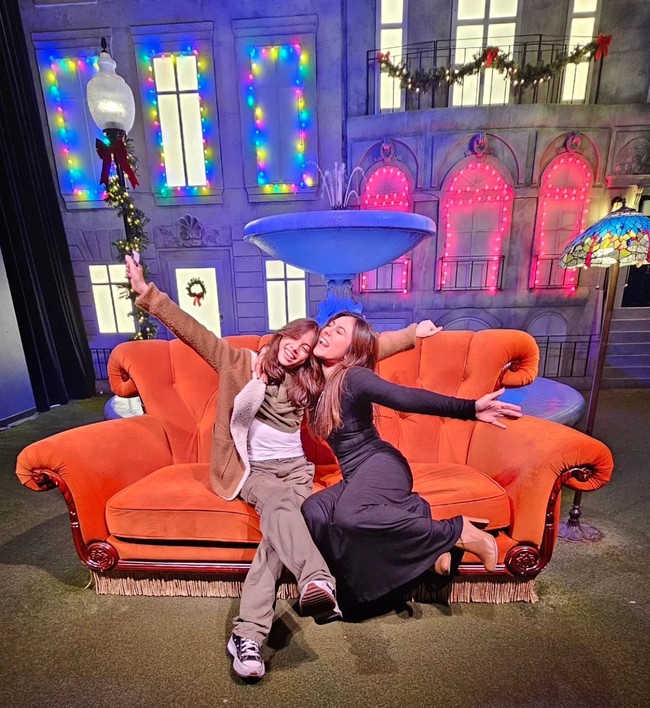 Dalam sebuah wawancara yang diunggah ulang oleh akun gosip, Wulan mengungkapkan jika putrinya, London, sudah rajin menggunakan skincare agar nantinya tetap bisa terlihat awet muda seperti Wulan. Tak hanya itu saja, Wulan juga mengatakan jika putrinya itu sudah tak mau lagi mengonsumsi junk food demi bisa menua seperti Wulan. Foto: Instagram/@londonisnthere/@wulanguritno