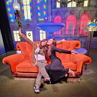 Dalam sebuah wawancara yang diunggah ulang oleh akun gosip, Wulan mengungkapkan jika putrinya, London, sudah rajin menggunakan skincare agar nantinya tetap bisa terlihat awet muda seperti Wulan. Tak hanya itu saja, Wulan juga mengatakan jika putrinya itu sudah tak mau lagi mengonsumsi junk food demi bisa menua seperti Wulan. Foto: Instagram/@londonisnthere/@wulanguritno