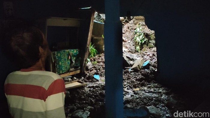 Kondisi rumah milik Sabar yang rusak imbas tanah longsor di Dusun Clumprit, Kalurahan Gerbosari, Kapanewon Samigaluh, Kulon Progo, Kamis (4/1).