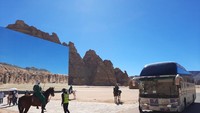 Kawasan Al Ula menyimpan sejumlah situs arkeologi dan sejarah. Di antaranya Hegra, yang jadi Situs Warisan Dunia UNESCO pertama di Arab Saudi, dan Jabal Ikmah yang menyimpan ratusan prasasti batu dari berbagai bahasa kuno. Situs tersebut baru-baru ini dimasukkan dalam Daftar Memori Dunia UNESCO. Foto: Getty Images/KHAWAJA UMER FAROOQ