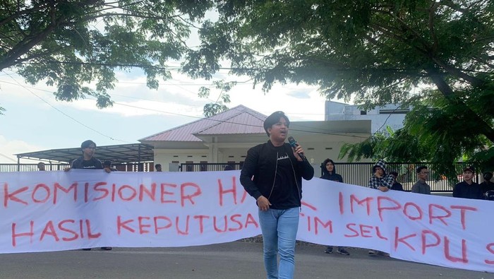 Mahasiswa di Wajo menggelar demonstrasi terkait 3 komsioner terpilih KPU Wajo.