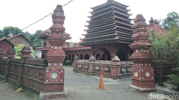 Masjid Merah Kedung Menjangan Kota Cirebon.