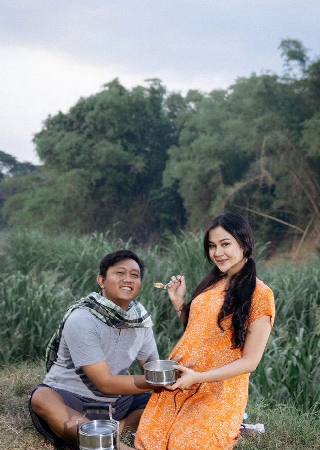 Rantang hingga karung beras menjadi properti pemotretan. Konsepnya terinspirasi dari sosok pak tani dan bu tani di ladang. Foto: Instagram/@bellabonita_r.a