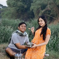 Rantang hingga karung beras menjadi properti pemotretan. Konsepnya terinspirasi dari sosok pak tani dan bu tani di ladang. Foto: Instagram/@bellabonita_r.a