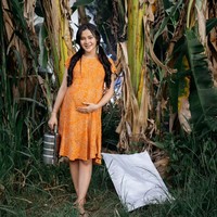 Aura pregnancy glow terpancar dari wajah Bella Bonita. Wanita berusia 25 tahun ini tampak berpose dengan latar belakang pohon pisang. Foto: Instagram/@bellabonita_r.a