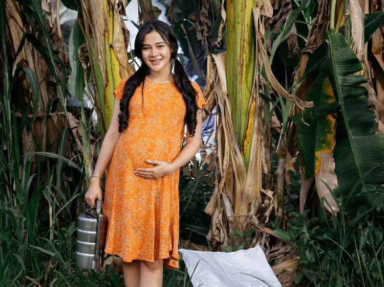 8 Foto Pemotretan Kehamilan Bella Bonita Berkonsep Unik, Nuansa Pedesaan