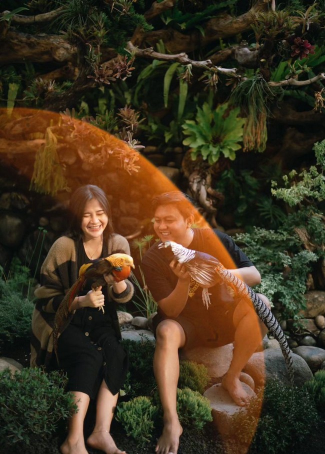 Sebelumnya dua sejoli yang menikah pada 7 Juli 2023 ini juga melakukan pemotretan kehamilan bernuansa pedesaan. Kompak berbusana hitam, keduanya berpose di bebatuan. Foto: Instagram/@bellabonita_r.a