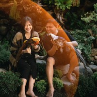 Sebelumnya dua sejoli yang menikah pada 7 Juli 2023 ini juga melakukan pemotretan kehamilan bernuansa pedesaan. Kompak berbusana hitam, keduanya berpose di bebatuan. Foto: Instagram/@bellabonita_r.a