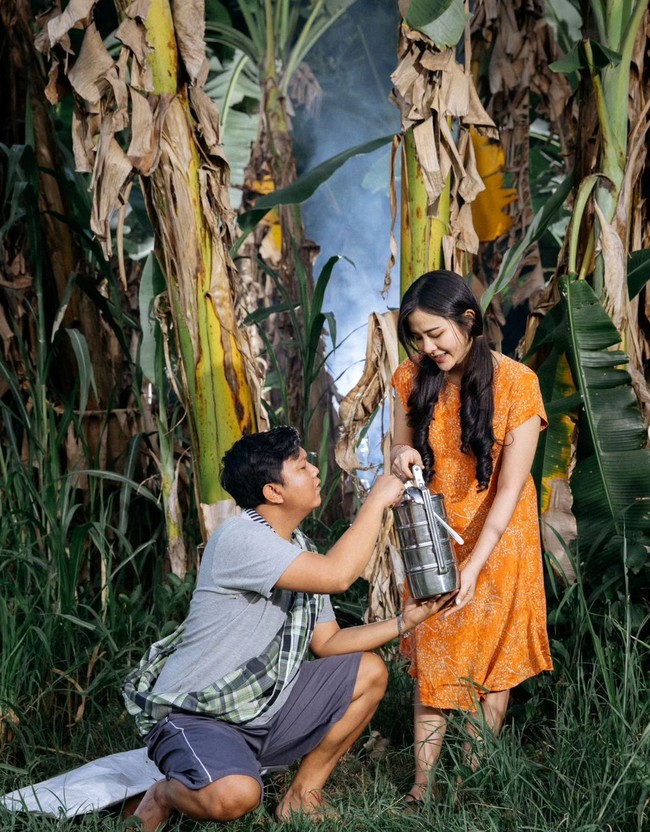 Sang suami, Denny Caknan, pun tampil dengan busana santai. Penyanyi beraliran pop Jawa dan koplo ini mengenakan polo shirt, celana bermuda serta sarung. Foto: Instagram/@bellabonita_r.a