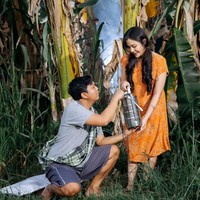 Sang suami, Denny Caknan, pun tampil dengan busana santai. Penyanyi beraliran pop Jawa dan koplo ini mengenakan polo shirt, celana bermuda serta sarung. Foto: Instagram/@bellabonita_r.a