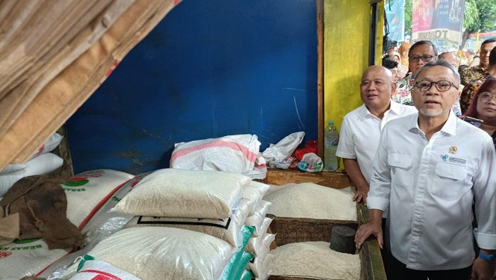 Mendag Zulkifli Hasan mengunjungi Pasar Palmerah, Jakarta, Kamis (4/1/2024).