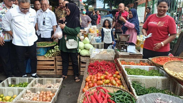 Mendag Zulkifli Hasan mengunjungi Pasar Palmerah, Jakarta, Kamis (4/1/2024).