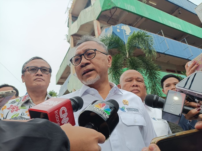 Mendag Zulkifli Hasan mengunjungi Pasar Palmerah, Jakarta, Kamis (4/1/2024).