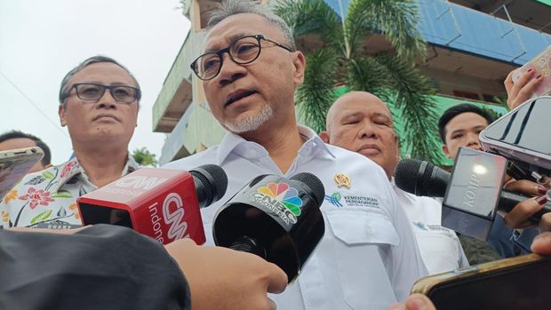 Mendag Zulkifli Hasan mengunjungi Pasar Palmerah, Jakarta, Kamis (4/1/2024).