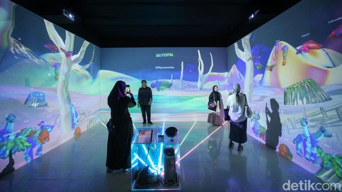 Mengunjungi Pameran Pascamasa di Galeri Nasional Indonesia Pengunjung beraktivitas di Galeri Nasional, Jakarta, Kamis (4/1/2024). Jaring penangkap ikan menjuntai tinggi ke langit-langit Galeri Nasional Indonesia. Karya seni instalasi Air Pasang/Tidal Wave ciptaan Iwan Yusuf menyapa pengunjung di bangunan A dari ruang pamer Pascamasa.