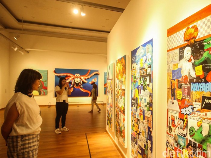 Mengunjungi Pameran Pascamasa di Galeri Nasional Indonesia Pengunjung beraktivitas di Galeri Nasional, Jakarta, Kamis (4/1/2024). Jaring penangkap ikan menjuntai tinggi ke langit-langit Galeri Nasional Indonesia. Karya seni instalasi Air Pasang/Tidal Wave ciptaan Iwan Yusuf menyapa pengunjung di bangunan A dari ruang pamer Pascamasa.