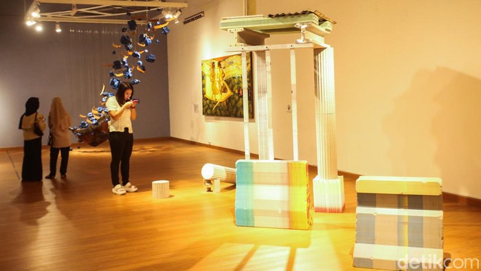 Mengunjungi Pameran Pascamasa di Galeri Nasional Indonesia Pengunjung beraktivitas di Galeri Nasional, Jakarta, Kamis (4/1/2024). Jaring penangkap ikan menjuntai tinggi ke langit-langit Galeri Nasional Indonesia. Karya seni instalasi Air Pasang/Tidal Wave ciptaan Iwan Yusuf menyapa pengunjung di bangunan A dari ruang pamer Pascamasa.