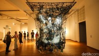 Jaring penangkap ikan menjuntai tinggi ke langit-langit Galeri Nasional Indonesia. Karya seni instalasi Air Pasang/Tidal Wave ciptaan Iwan Yusuf menyapa pengunjung di bangunan A dari ruang pamer Pascamasa.