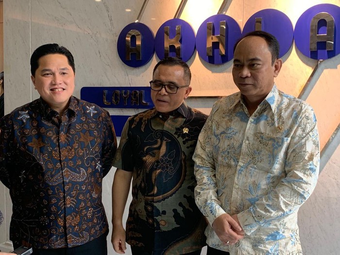 Menteri BUMN Erick Thohir hari ini kedatangan Menteri Pendayagunaan Aparatur Negara dan Reformasi Birokrasi (Menpan-RB) Abdullah Azwar Anas bersama Menteri Komunikasi dan Informatika (Menkominfo) Budi Arie Setiadi di kantornya.