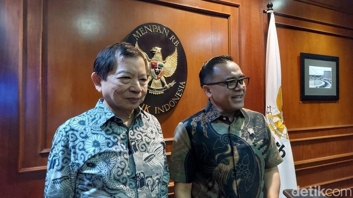 Menteri Pendayagunaan Aparatur Negara dan Reformasi Birokrasi (PANRB) Abdullah Azwar Anas dan Menteri Perencanaan Pembangunan Nasional (PPN)/Kepala Bappenas Suharso Monoarfa. Menteri Pendayagunaan Aparatur Negara dan Reformasi Birokrasi (PANRB) Abdullah Azwar Anas dan Menteri Perencanaan Pembangunan Nasional (PPN)/Kepala Bappenas Suharso Monoarfa.