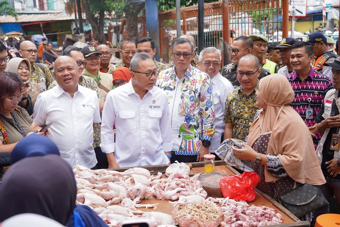 Menteri Perdagangan, Zulkifli Hasan meninjau ketersediaan stok dan stabilitas harga barang kebutuhan pokok (bapok) di Pasar Palmerah, Jakarta, Kamis (4 Jan)