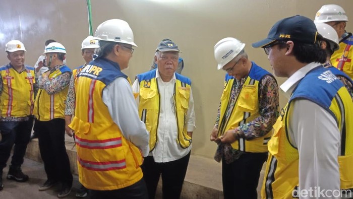 Menteri PUPR Basuki Hadimuljono saat mengecek kondisi twin tunnel Tol Cisumdawu.