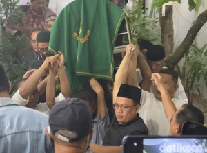 Ikut Panggul Keranda, Menteri Basuki Salati Jenazah Rizal Ramli di Masjid