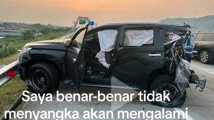 Mobil Pajero yang ditabrak bus PO Haryanto di Tol Batang.