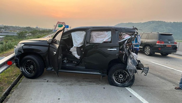 Mobil Pajero yang ditabrak PO Haryanto di Tol Batang.