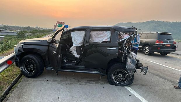 Mobil Pajero yang ditabrak PO Haryanto di Tol Batang.