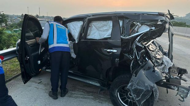 Mobil Pajero yang ditabrak PO Haryanto di Tol Batang.