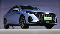 Desain Fengyun A8 seperti sedan mid-range yang memadukan aksen tajam dan membulat di seluruh bagian. Sementara bagian depannya dirancang mencolok berkat penggunaan gril trapezoidal yang dominan seperti Toyota Vios generasi baru dan headlamp sipit yang dibuat segaris dengan emblem Chery. Foto: Doc. Chery Global.
