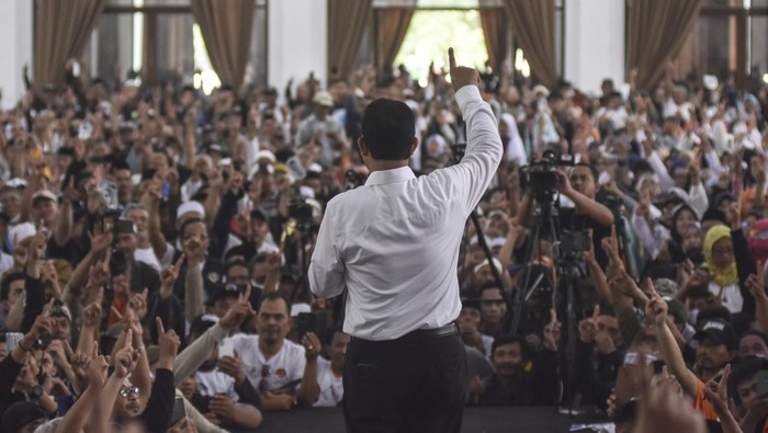 Momen Anies Sambangi Ciamis, Disambut Antusias Warga Calon presiden nomor urut 1 Anies Baswedan menyampaikan orasi politiknya pada kampanye gerak bersama jangkau semua di Gedung Islamic Center (IC) Kabupaten Ciamis, Jawa Barat, Kamis (4/1/2024). Dalam kampanye Anies, menggaungkan perubahan sebagai harapan bagi mereka yang merasakan kenyamanan tidak menginginkan perubahan. ANTARA FOTO/Adeng Bustomi/foc.