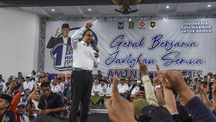 Momen Anies Sambangi Ciamis, Disambut Antusias Warga Calon presiden nomor urut 1 Anies Baswedan menyampaikan orasi politiknya pada kampanye gerak bersama jangkau semua di Gedung Islamic Center (IC) Kabupaten Ciamis, Jawa Barat, Kamis (4/1/2024). Dalam kampanye Anies, menggaungkan perubahan sebagai harapan bagi mereka yang merasakan kenyamanan tidak menginginkan perubahan. ANTARA FOTO/Adeng Bustomi/foc.