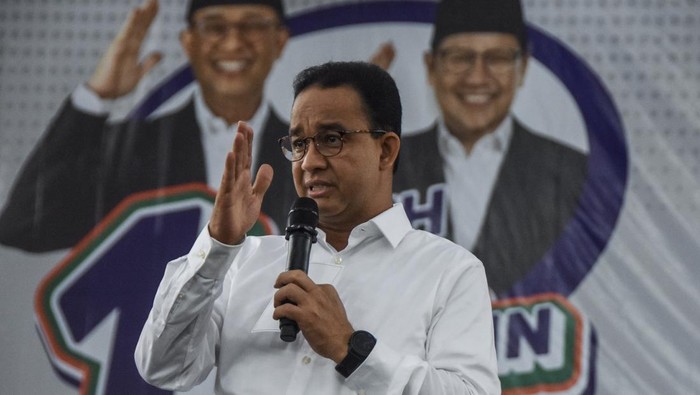 Calon presiden nomor urut 1 Anies Baswedan menyampaikan orasi politiknya pada kampanye gerak bersama jangkau semua di Gedung Islamic Center (IC) Kabupaten Ciamis, Jawa Barat, Kamis (4/1/2024). Dalam kampanye Anies, menggaungkan perubahan sebagai harapan bagi mereka yang merasakan kenyamanan tidak menginginkan perubahan. ANTARA FOTO/Adeng Bustomi/foc.