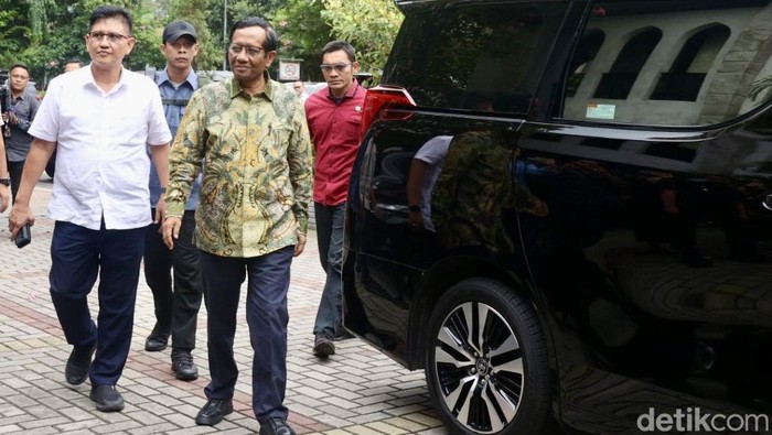 Momen Mahfud MD Silaturahmi ke Wisma Keuskupan Katedral Jakarta Momen Mahfud MD Silaturahmi ke Wisma Keuskupan Katedral Jakarta