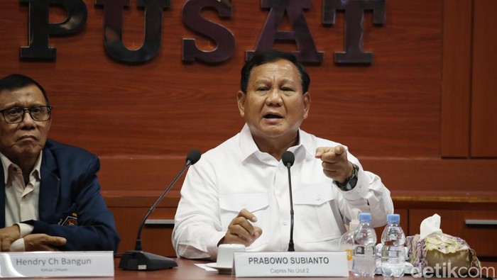 Capres nomor urut 2 Prabowo Subianto tiba di Dewan Pers, Jakarta, Kamis (4/1/2023). Kehadiran Prabowo bertujuan untuk dialog dengan Persatuan Wartawan Indonesia (PWI) dan menyampaikan visi misi  pasangan Prabowo-Gibran.