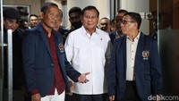 Capres nomor urut 2 Prabowo Subianto tiba di Dewan Pers, Jakarta, Kamis (4/1/2023). Kehadiran Prabowo bertujuan untuk dialog dengan Persatuan Wartawan Indonesia (PWI) dan menyampaikan visi misi  pasangan Prabowo-Gibran.