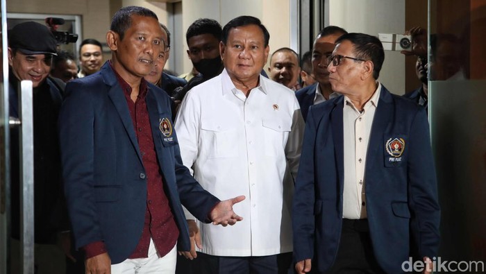 Momen Prabowo Bicara Kebebasan Pers Saat Dialog dengan PWI Capres nomor urut 2 Prabowo Subianto tiba di Dewan Pers, Jakarta, Kamis (4/1/2023). Kehadiran Prabowo bertujuan untuk dialog dengan Persatuan Wartawan Indonesia (PWI) dan menyampaikan visi misi pasangan Prabowo-Gibran.