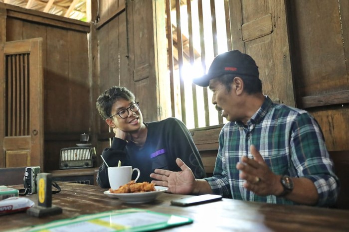 Muhammad Zinedine Alam Ganjar bersama rekannya menyempatkan diri untuk nongkrong di Kopi Klotok, Kaliurang, Yogyakarta. Dalam kesempatan tersebut, Alam turut menyapa sejumlah pengunjung dan pendukung Ganjar-Mahfud.