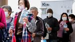 Musim Dingin, Korban Gempa Jepang Antre Ambil Air Panas