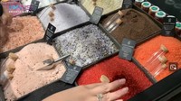 Nagita diketahui juga mampir ke toko oleh-oleh, di sana ia membeli garam. Garam di toko ini ditawarkan dengan rasa truffle, berry, dan lainnya. Foto: YouTube Rans Entertainment