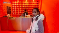 Setelah itu, Nagita mampir ke coffee shop bernama Cafe Naunches untuk membeli secangkir kopi hangat. Foto: YouTube Rans Entertainment