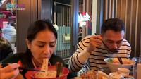 Tak hanya sate saja, tapi Nagita dan Raffi juga menikmati ramen. Nagita menikmati ramen berkuah pedas, sedangkan Raffi berkaldu ayam yang gurih. Foto: YouTube Rans Entertainment
